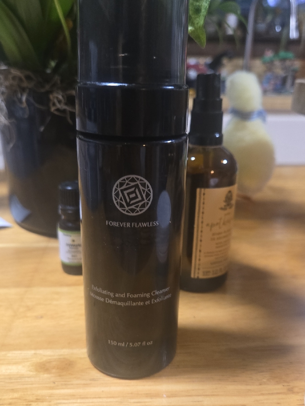 Forever Flawless Exfoliating & Foaming Cleanser – Black